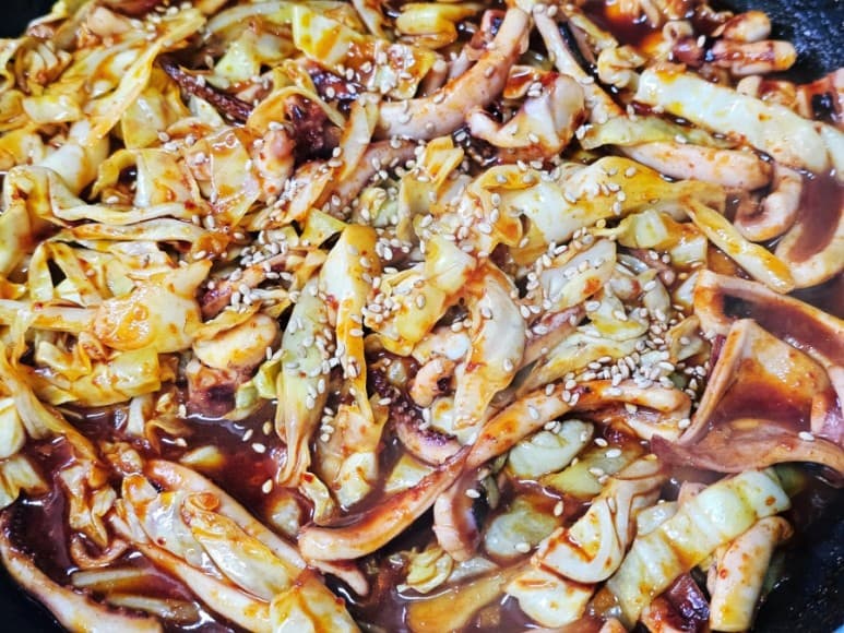 오징어볶음 양념 깊은 풍미를 위해 버터 넣어 요리해보세요!