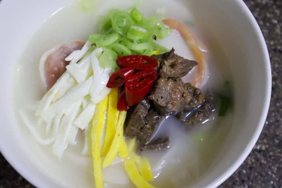 새해음식 떡국 끓이는법 떡국고명 계란지단 소고기 떡국레시피 멸치다시마육수 떡요리