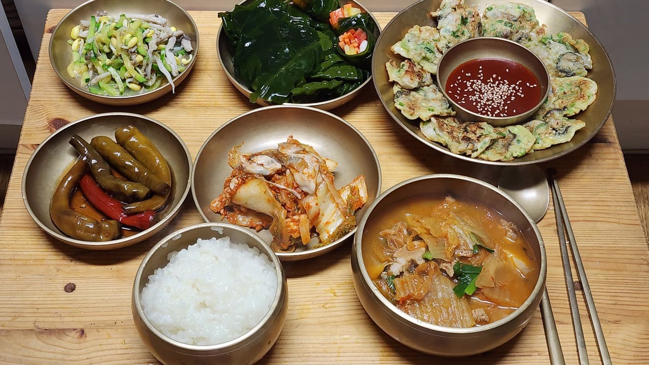 딸아이가 좋아하는 김치찌개와 굴전