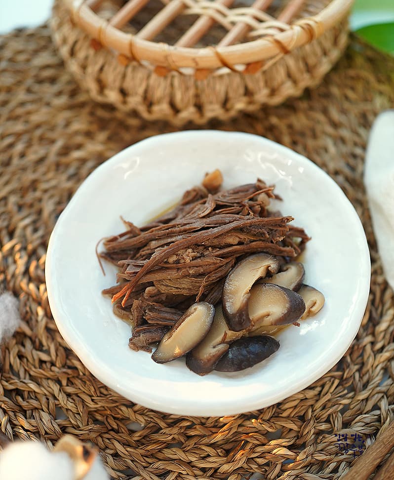 쫙쫙 찢어야 제맛! 한우 소고기 사태 장조림 만들기