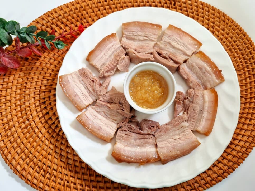 새해 통삼겹살 무수분 보쌈 삶는법 백종원 보쌈 마늘소스 만들기